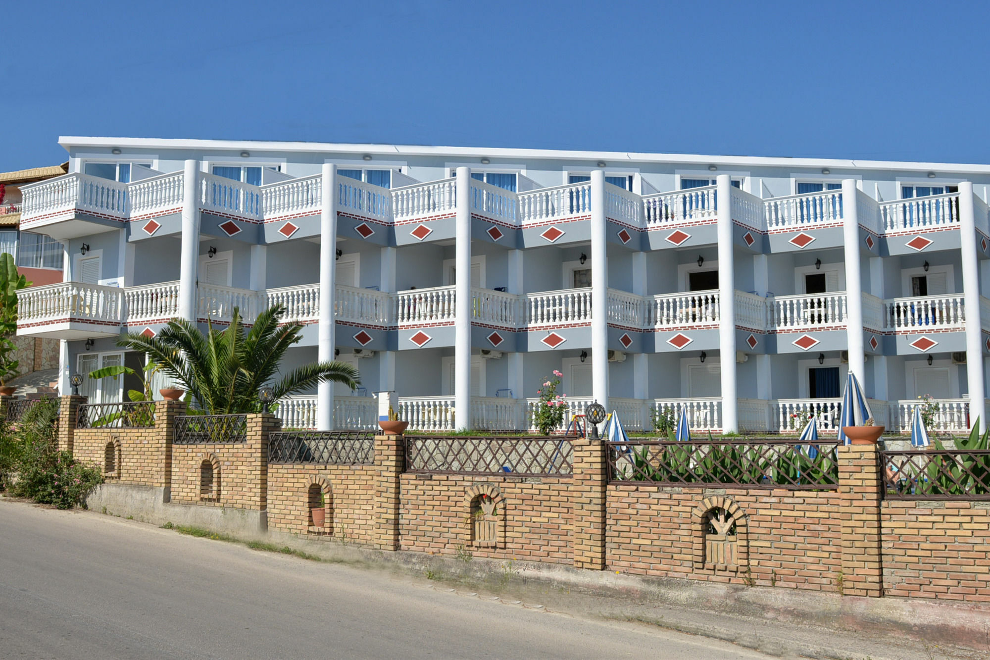 Callinica Hotel Циливи Екстериор снимка